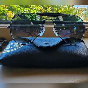 Ray Ban AVIATOR GRADIANT Smoke lens with black frame. UNISEX